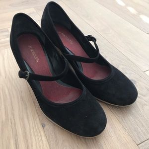 COMFY! Retro Mary Janes AEROSOLES